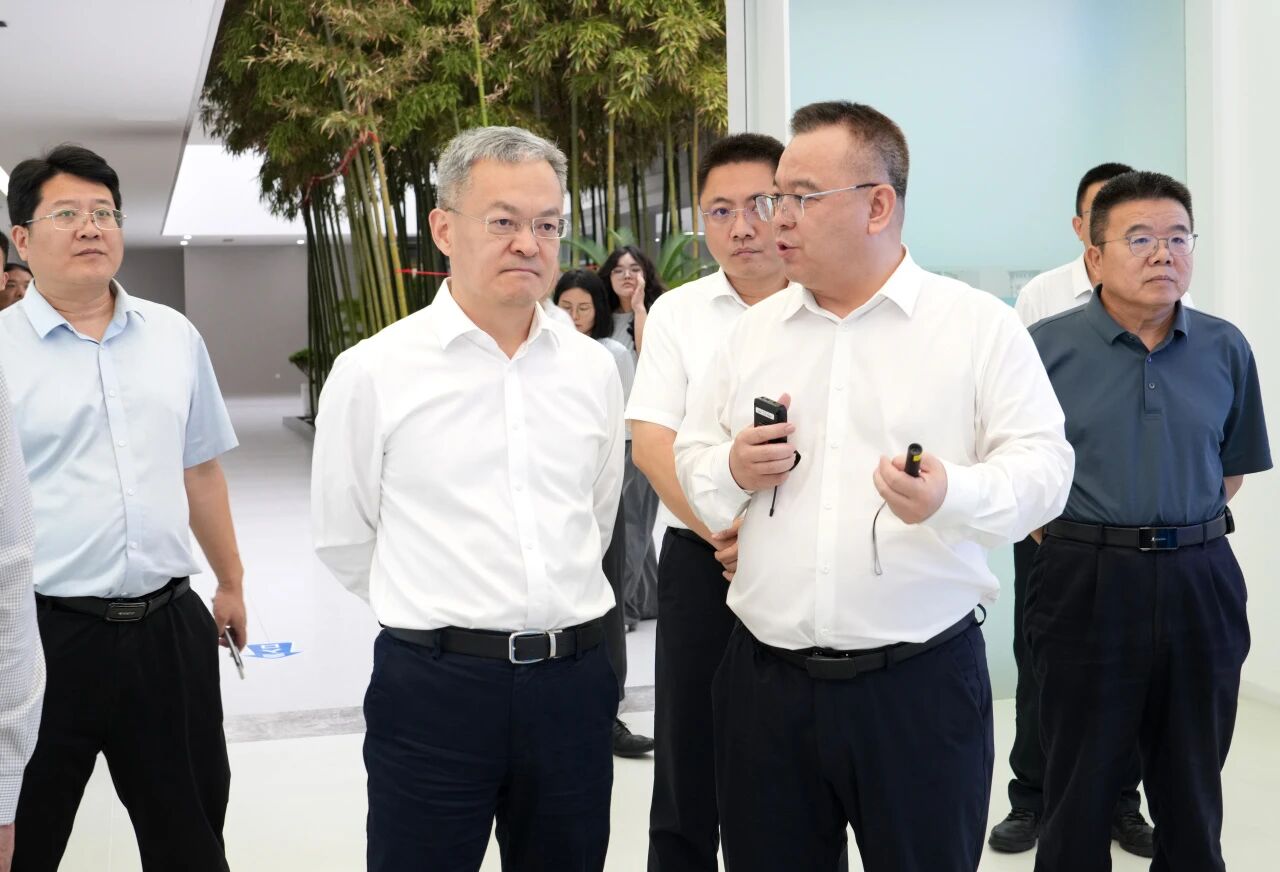 历城区委书记杨福涛一行到力诺瑞特调研新能源智造工作